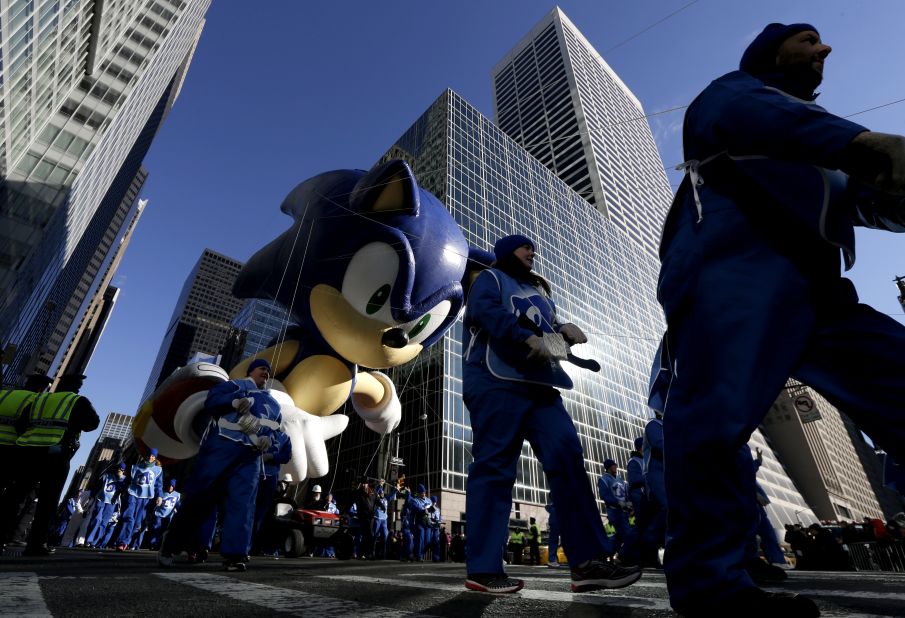 Sonic the Hedgehog flies between Manhattan skyscrapers.