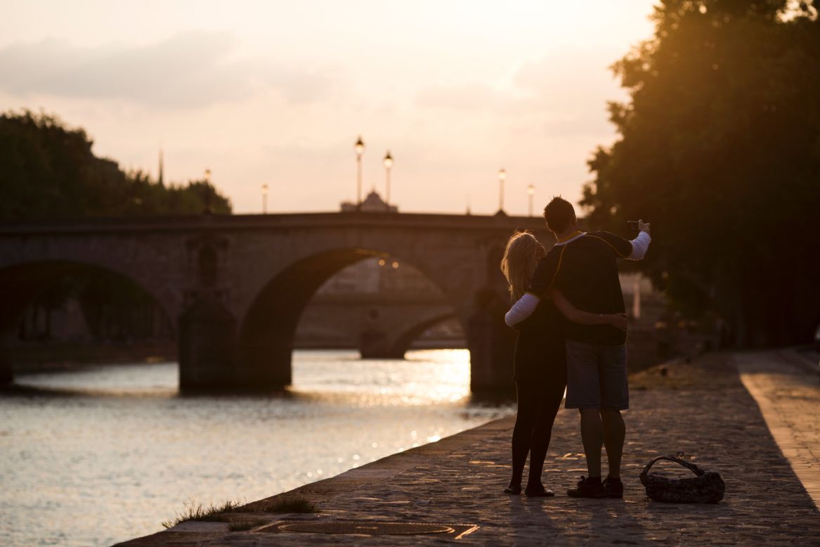 Cole Porter tenía razón: París muestra su mejor encanto en la primavera. Y, al parecer, las parejas siempre son bienvenidas allí. 