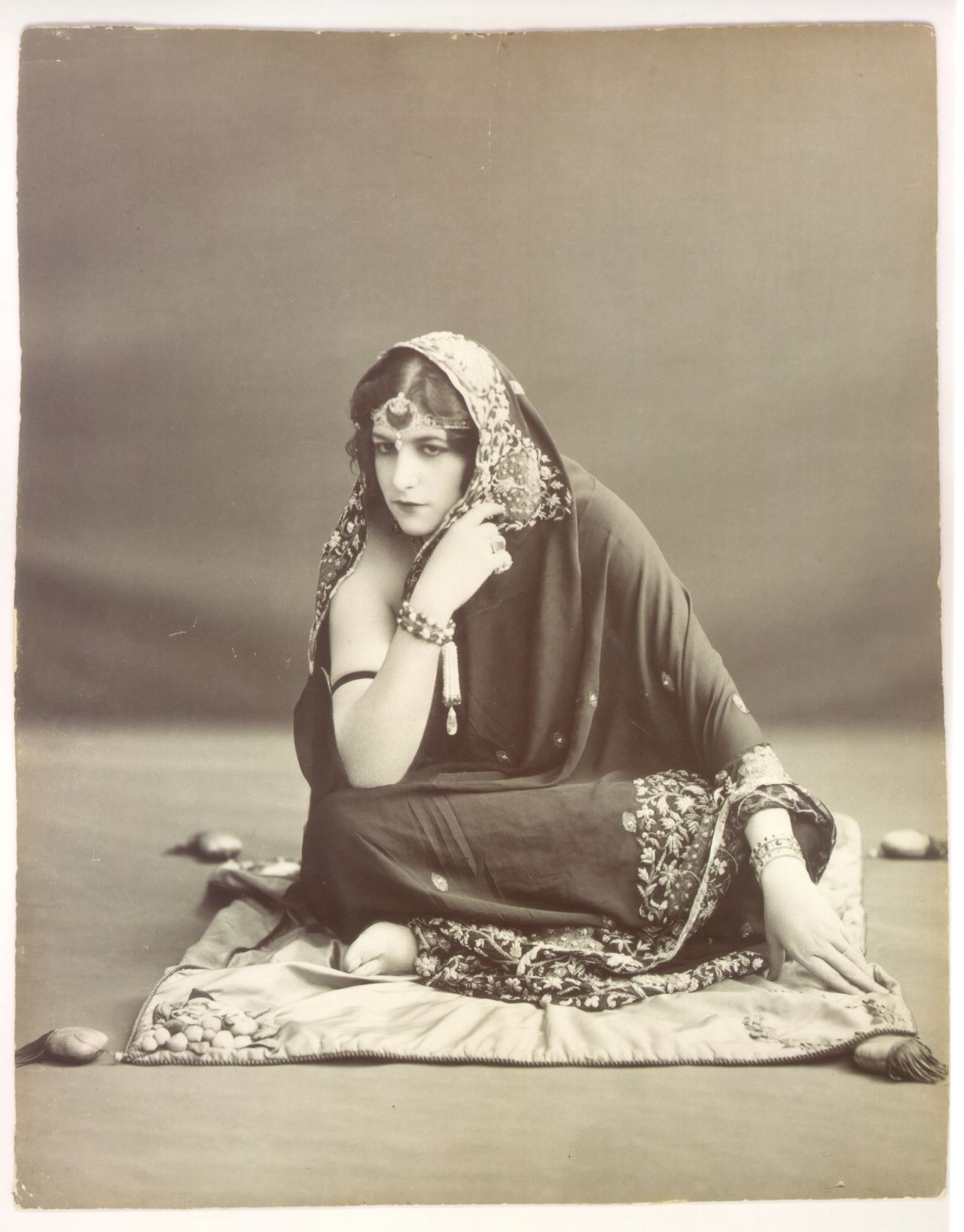 The Maharajas often commissioned valuable emerald jewelry for both themselves and their wives from top Paris jewelry houses. In this picture The Maharani of Kapurthala (born Anita Delgado) wears an emerald harem of the crescent in London in 1912.