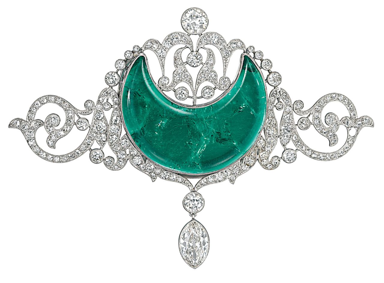 The head-piece that the Maharani wore was later adapted as a brooch. Apart from using the stones for jewelry, the Maharajas often asked for verses of the Koran to be carved into the stones, giving them a divine aspect. 