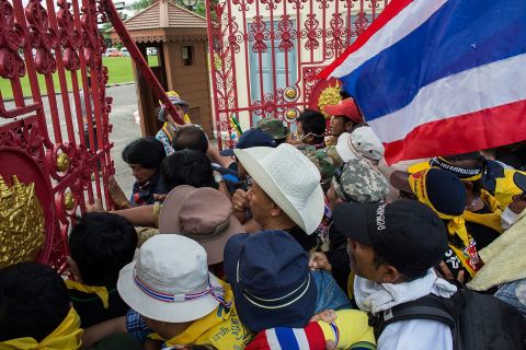 Opposition protesters in Bangkok say they plan to march towards the headquarters of Prime Minister Yingluck Shinawatra's ruling party on Friday, as they continue their campaign to overthrow her.
