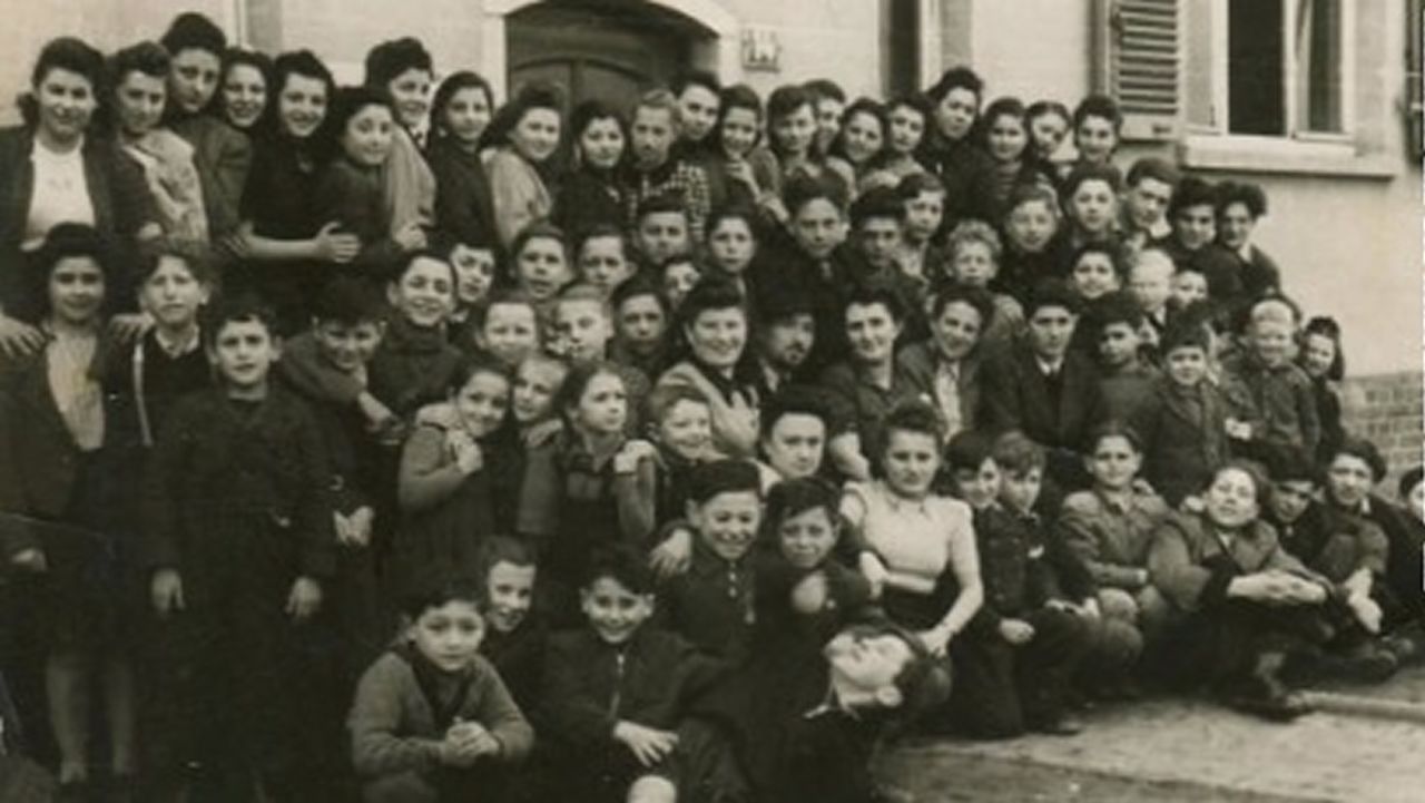 Leon Gersten (en el extremo izquierdo de la tercera fila de atrás) con otros niños en un campo de refugiados, en Alemania, después de la guerra. 