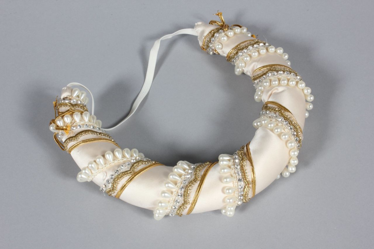 El traje completo incluye una enagua, mangas removibles y una diadema que combina, pero la princesa Diana a menudo lo usó solamente con una tiara. Los diseñadores se inspiraron en el Ballet Ruso de Diaghilev.