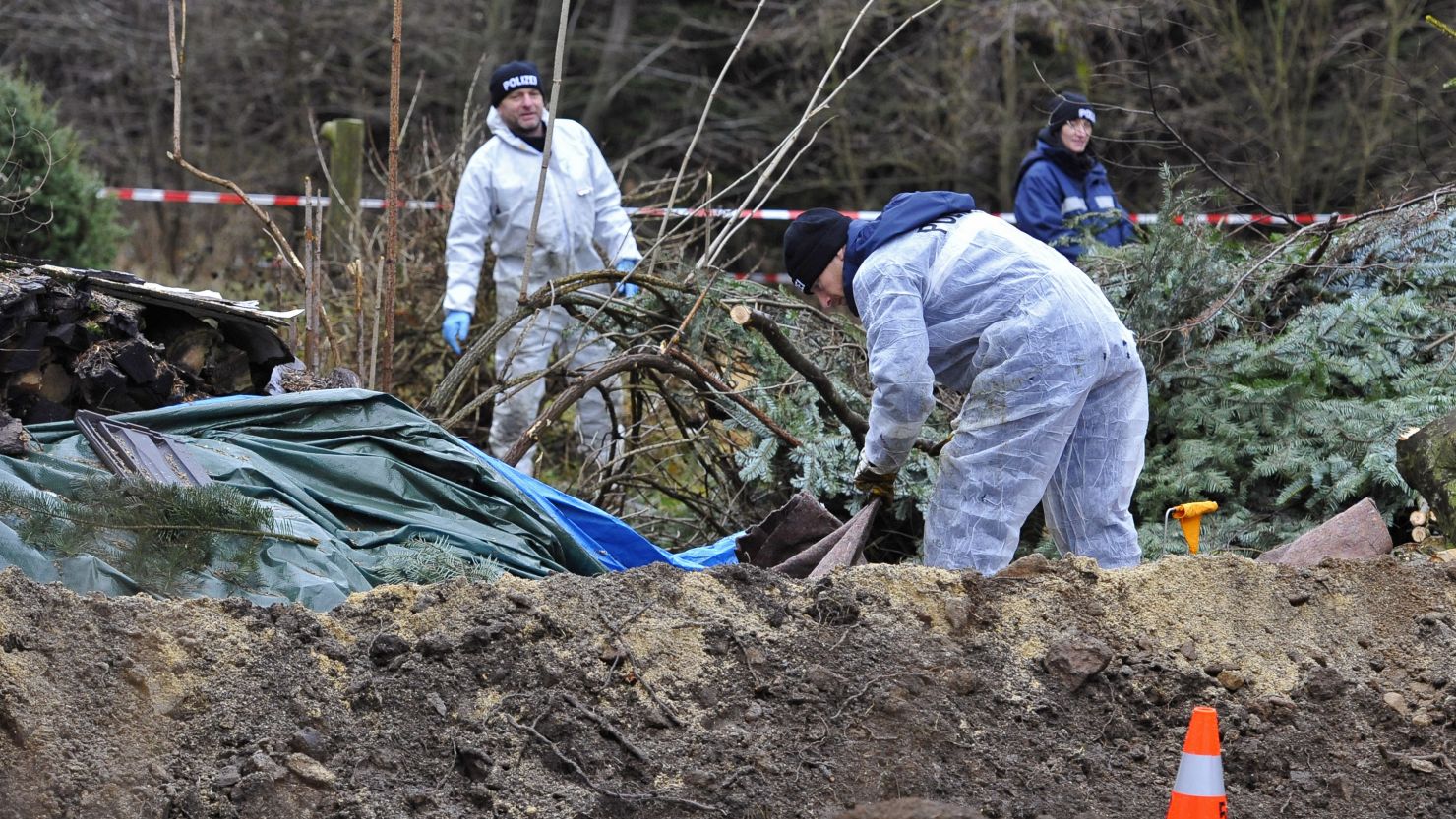 Forensics investigate in the garden of the suspected murderer on November 29 in Hartmannsdorf. 