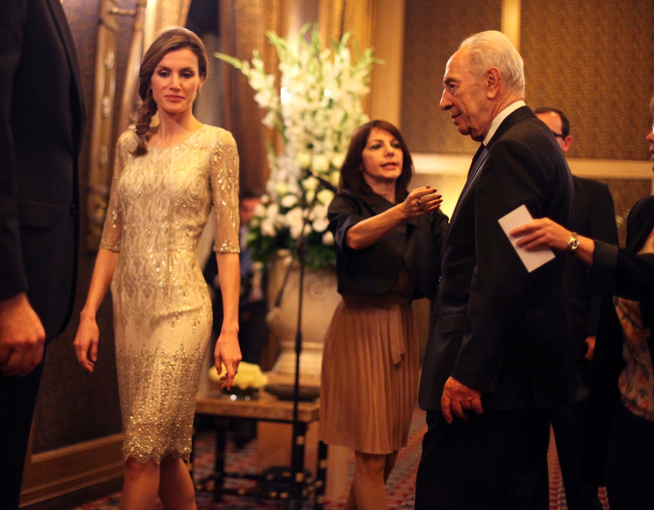 Letizia, princesa de Asturias, quien antes fue reportera de televisión, se conoce por su recatado y elegante estilo. Aquí aparece junto al presidente israelí Shimon Peres durante una visita al país en 2011.