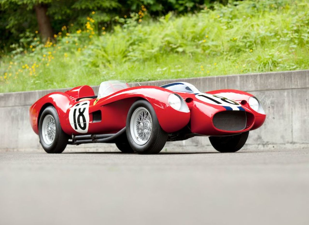 En 2011, un Ferrari 250 Testa Rossa de 1957 (en la fotografía) fue vendido en la subasta de Gooding & Company durante la fantasía de los coleccionistas de automóviles de Pebble Beach por la sorprendente suma de 16.390.000 dólares. 