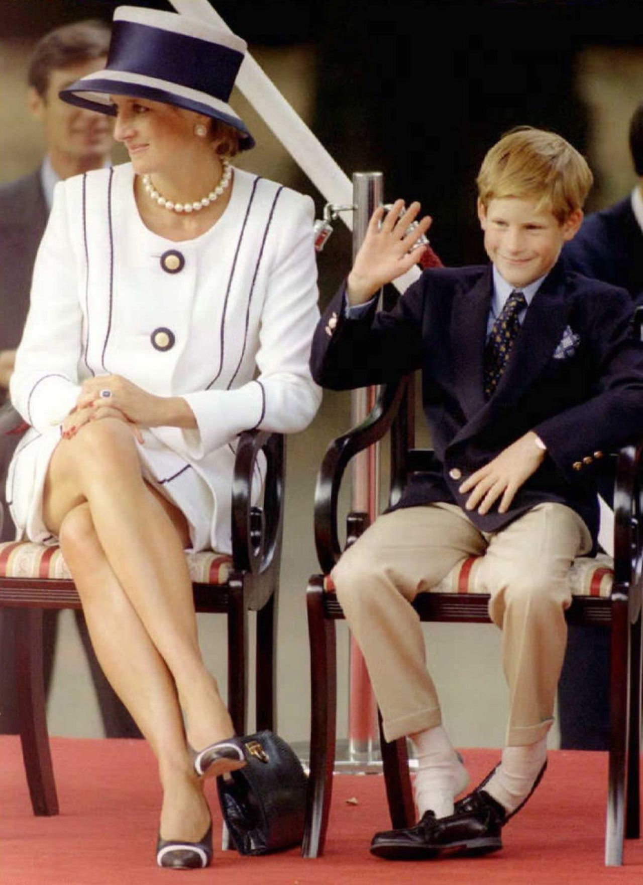 En vida, subastó prendas de vestir para apoyar obras benéficas relacionadas a pacientes con VIH y cáncer. En esta imagen, aparece con su hijo, el príncipe Harry durante las conmemoraciones de la victoria sobre Japón.