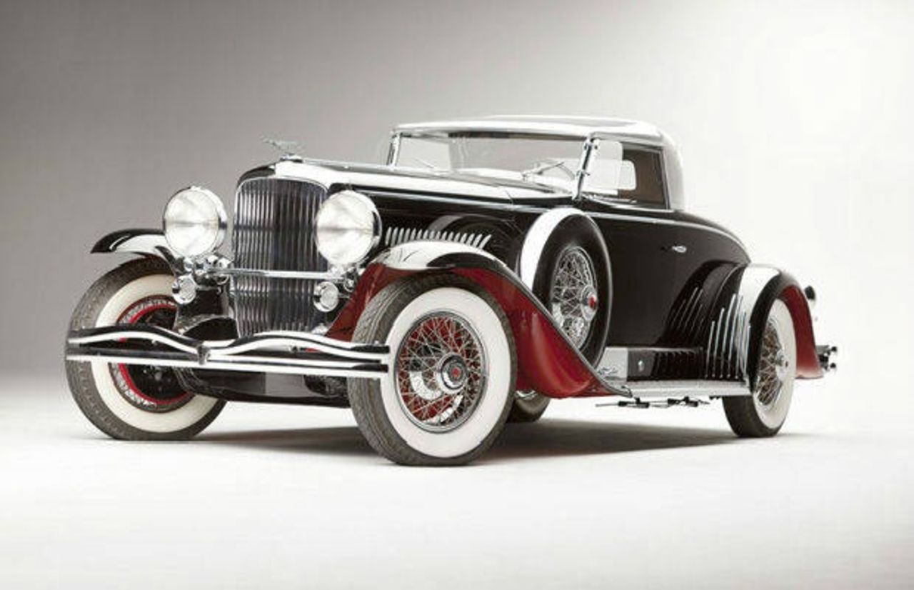 Este Duesemberg modelo J de chasis extendido de 1931 recaudó mucho más de lo esperado al ser vendido por 10,34 millones de dólares en una subasta en 2011.