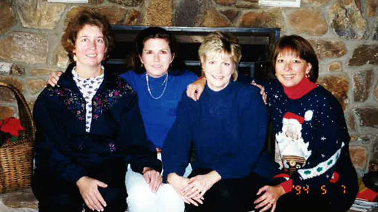 Las amigas Laurie Benken, Linda Plevyak (Lin), Linda Wade y Audrey Shoninger (quienes aparecen aquí en 1998, de izquierda a derecha) han hecho un viaje en diciembre a Carolina del Norte casi todos los años durante los últimos veinte años. Benken y Wade han hecho el viaje cada año.