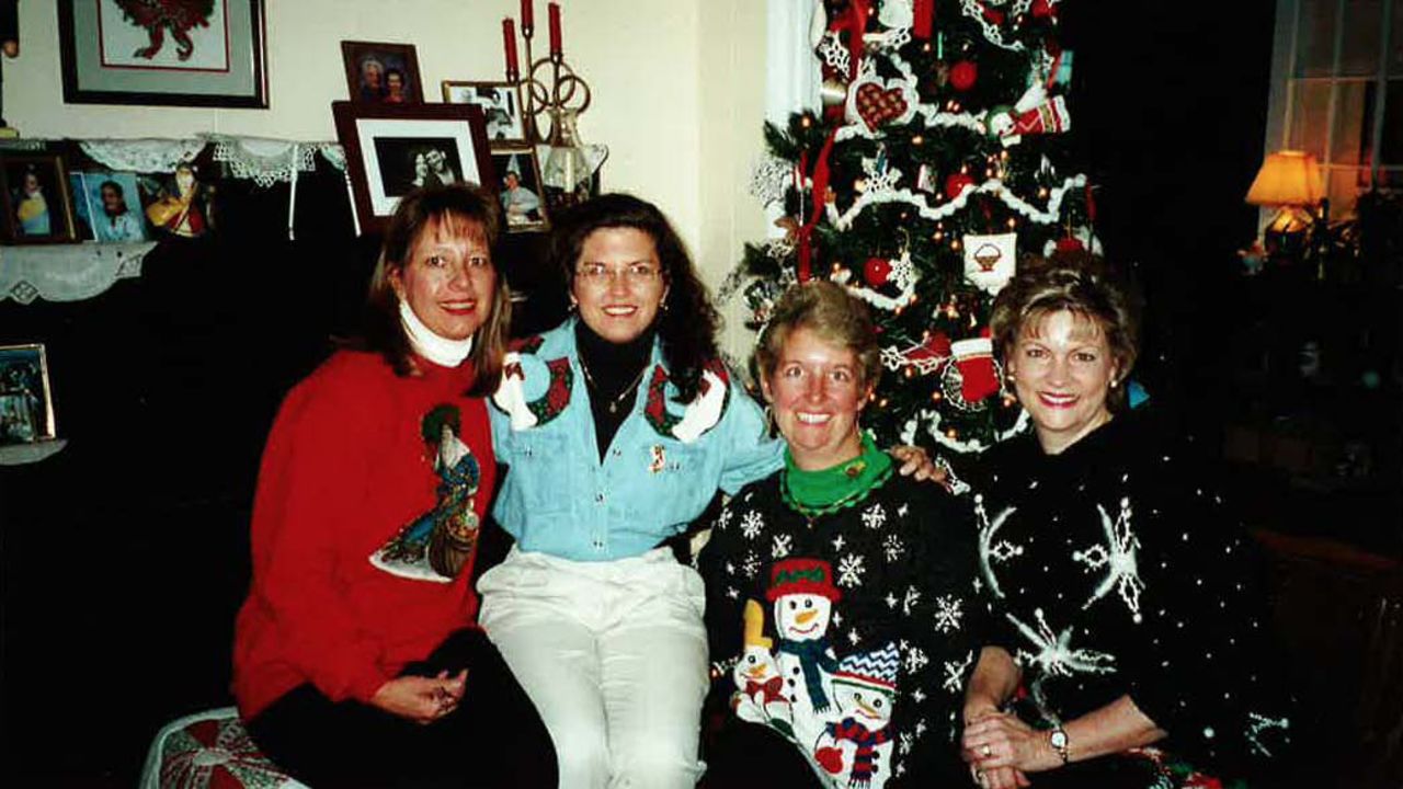 A las mujeres les encantan las decoraciones navideñas, y a menudo se detienen a ver las exhibiciones de luces o visitan restaurantes por su decoración navideña. Schoninger, Plevyak, Benken y Wade se quedaron en este hostal de alojamiento y desayuno en Waynesville, Carolina del Norte, en 2000.
