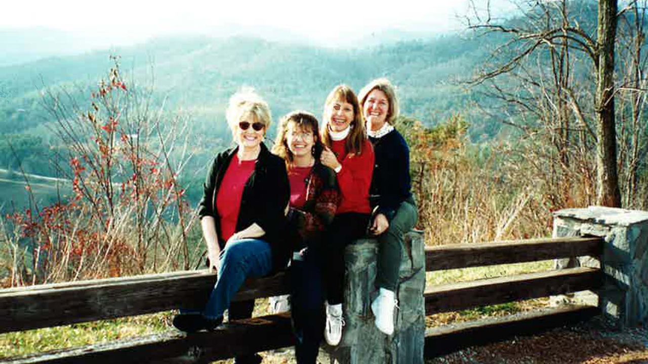 Las cuatro amigas a menudo se detienen en este mirador entre Dillard, Georgia, y Highlands, Carolina del Norte. Wade, Plevyak, Schoninger y Benken aparecen aquí en 2001.