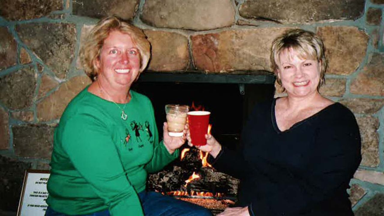 Los whisky sours de Benken (que aparecen aquí con Wade, a la derecha, en el Mountain High Motel en Highlands en 2008) han estado presentes en muchos de los viajes.