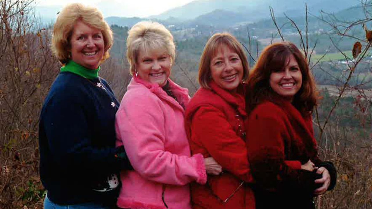 Como lo hicieron en 2001, Benken, Wade, Schoninger y Plevyak se detuvieron en el mirador entre Dillard, Georgia y Highlands, Carolina del Norte, en 2009.