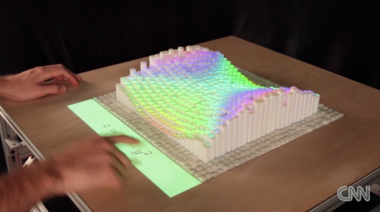 El concepto también incluye el uso de un proyector para emitir luz y darle colores a las formas.