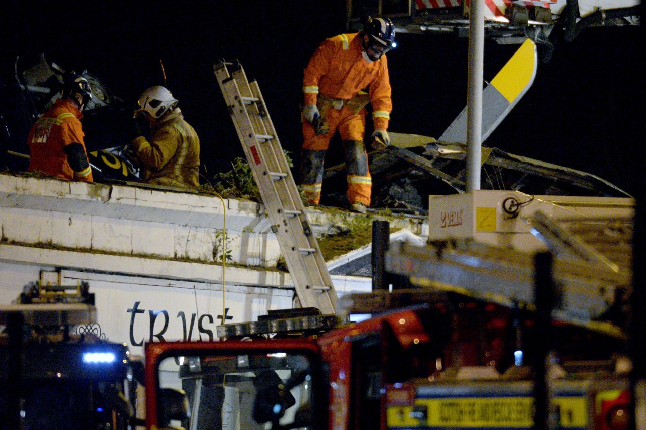 Equipos de rescate trabajan en el lugar en donde se estrelló un helicóptero, en la calle Stockwell, en Glasgow, Escocia.