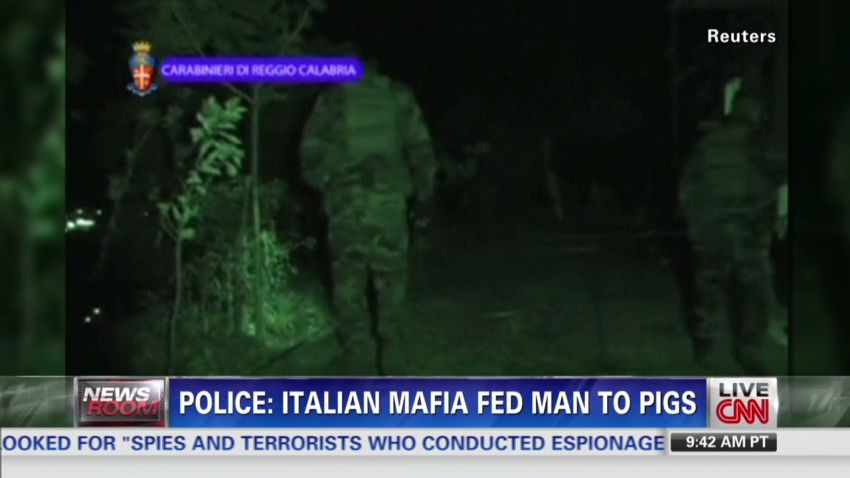 wedeman.mafia.fed.man.to.pigs_00004008.jpg
