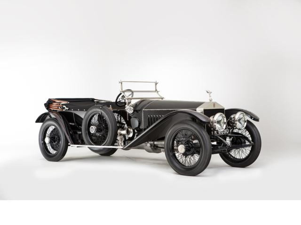 El Rolls Royce Silver Ghost de 101 años se vendió el domingo por 1,36 millones de dólares. Cuando se fabricó este automóvil por primera vez en 1912, la compañía publicitó su capacidad de realizar el viaje redondo de 800 millas (1.287,4 kilómetros) desde Londres a Edimburgo y de vuelta. 
