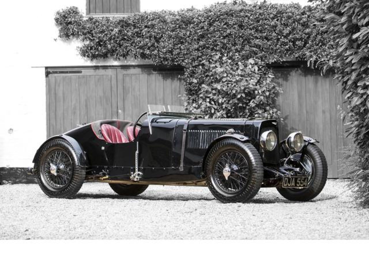 Este Aston Martin "Ulster" fabricado en 1934 fue vendido por 2,13 millones de dólares. Ésta es una réplica del automóvil del equipo de carreras de la compañía de 1934, se fabricó para los corredores aficionados por tan sólo 1.000 dólares en esa época. 