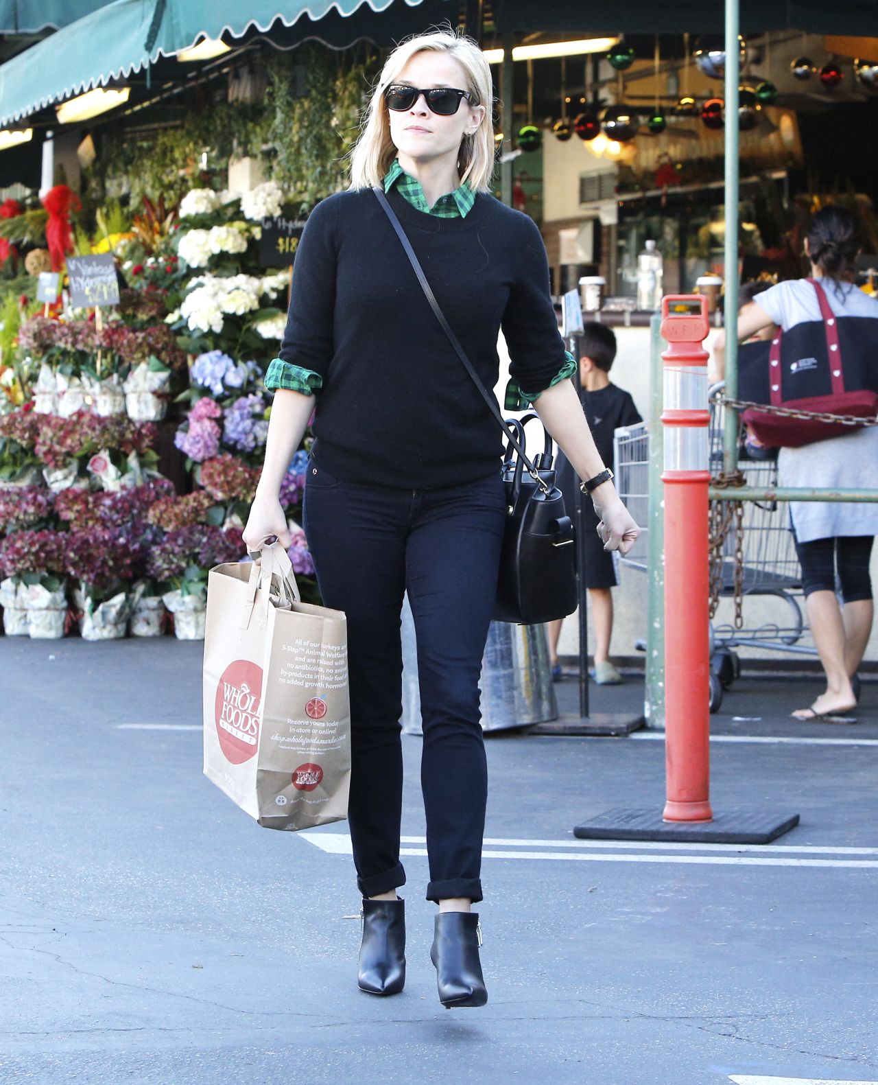 Reese Witherspoon swings by Whole Foods on November 30.