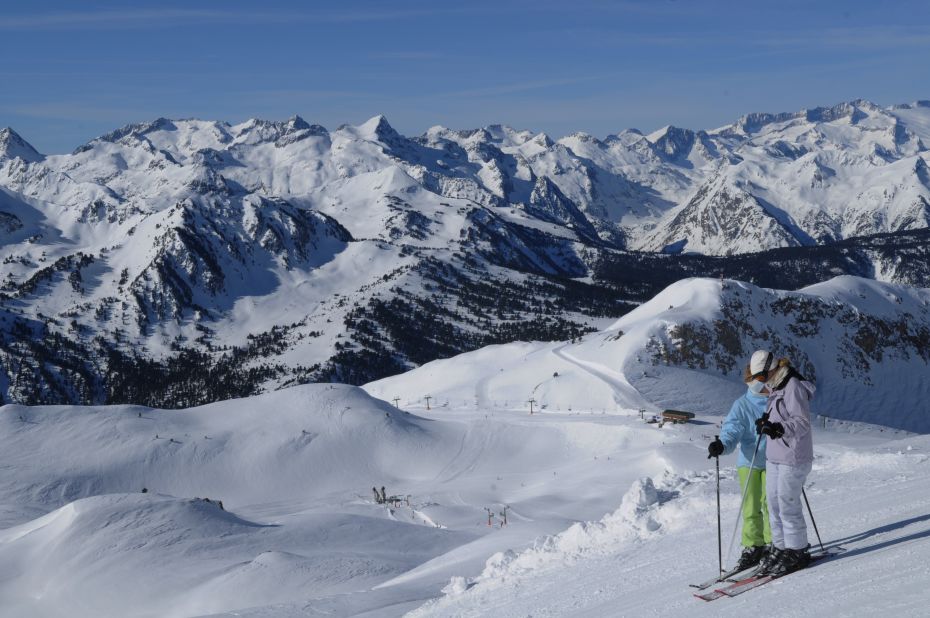 The Spanish royal family are fans of this ski area in the region of Lleida in western Catalonia. Although small, the resort has something for snowboarders and skiers of all abilities: there are five green runs, 34 blue slopes, 26 red runs and six black slopes.
