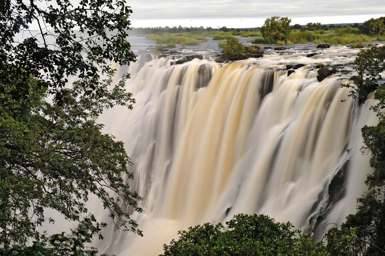 Victoria Falls, one of the seven natural wonders of the world and nearly 110 meters in height, lies on the border between Zimbabwe and Zambia, falling into the KAZA region.