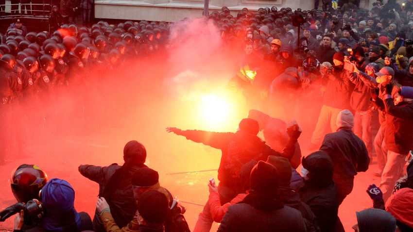 Ukrainian protesters clash with riot policemen outside the Ukrainian President's office in Kiev on December 1, 2013.