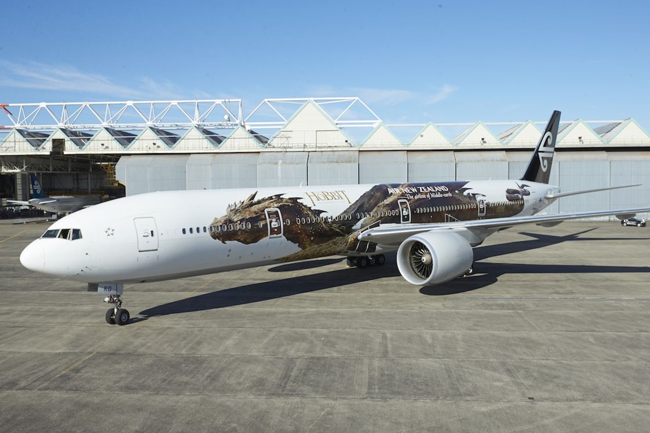 En honor a la nueva película, "El Hobbit: La desolación de Smaug", Air New Zealand ha dado a conocer una nueva imagen distintiva que ha sido plasmada en uno de sus aviones Boeing 777-300; se trata del mismo Smaug que aparece en ambos lados del avión.