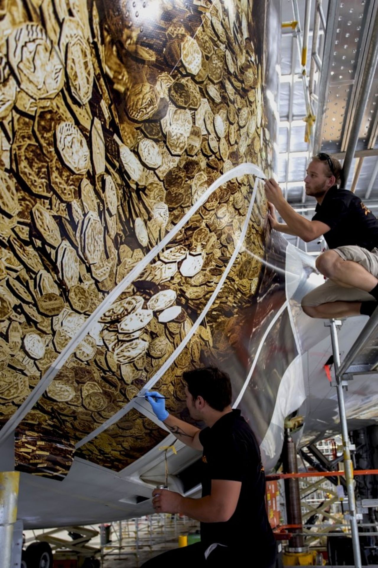 Este primer plano de la imagen distintiva inspirada en el Hobbit de Air New Zealand mientras estaba en producción muestra qué tan complicado fue hacer la pintura.