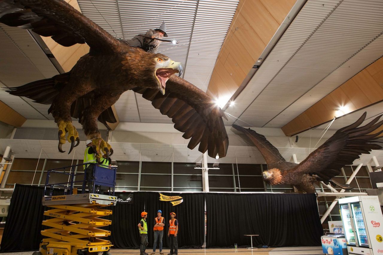 Cada una de las dos águilas ubicadas en el Aeropuerto Internacional de Wellington pesa aproximadamente una tonelada, y tiene una envergadura de 15 pies (4,5 metros).
