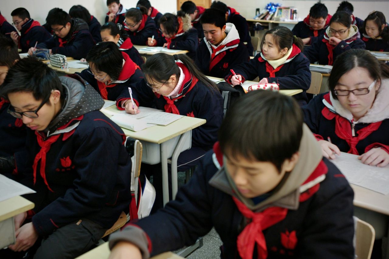 Los estudiantes asisten a clases al Jing'an Education College Affiliated School en Shanghái. La ciudad china de 23 millones de habitantes obtuvo el primer puesto en el estudio de 2012 de PISA, con un nivel de desempeño de por lo menos un año más avanzado que el estudiante promedio de 15 años en matemáticas, ciencias y lectura. 