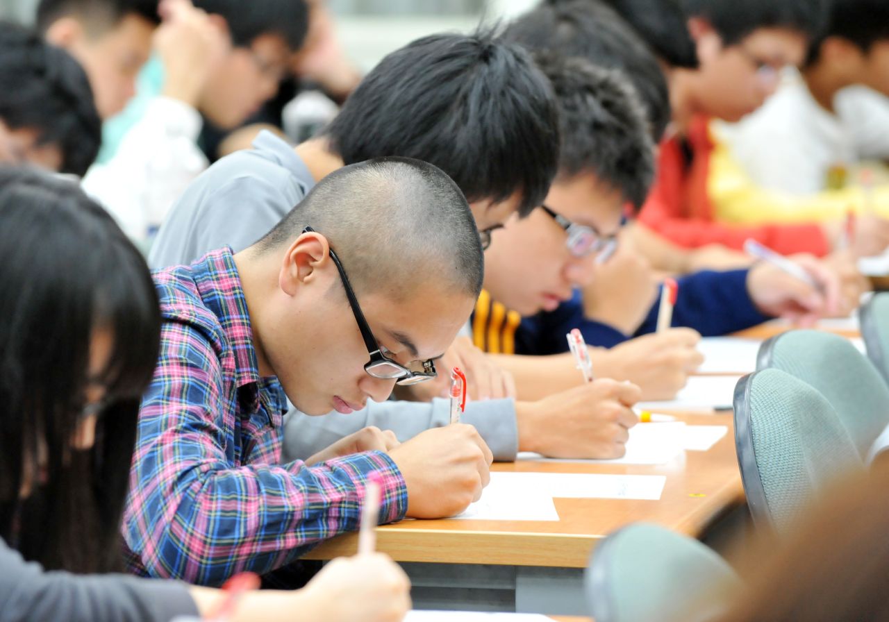 Los estudiantes de secundaria estudian en una escuela de estudios intensivos en Taipei, la capital de Taiwán. La isla obtuvo un tercer lugar en matemáticas y un séptimo igual en lectura y decimotercero en ciencias. 