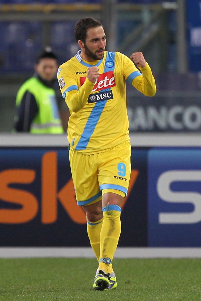 Serie A: Gonzalo Higuain double helps Napoli stay in touch with