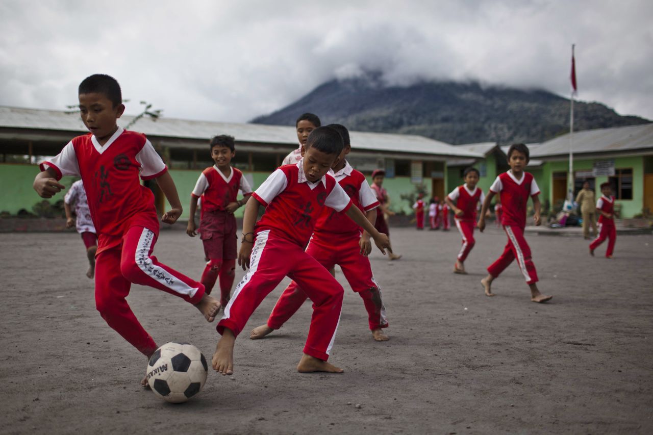 Niños juegan al fútbol en su escuela en el pueblo de Kuta Rakyat en Sumatra del norte, Indonesia. Menos del 1% de los estudiantes indonesios obtuvieron resultados que se encontraron en las bandas superiores para matemáticas. 