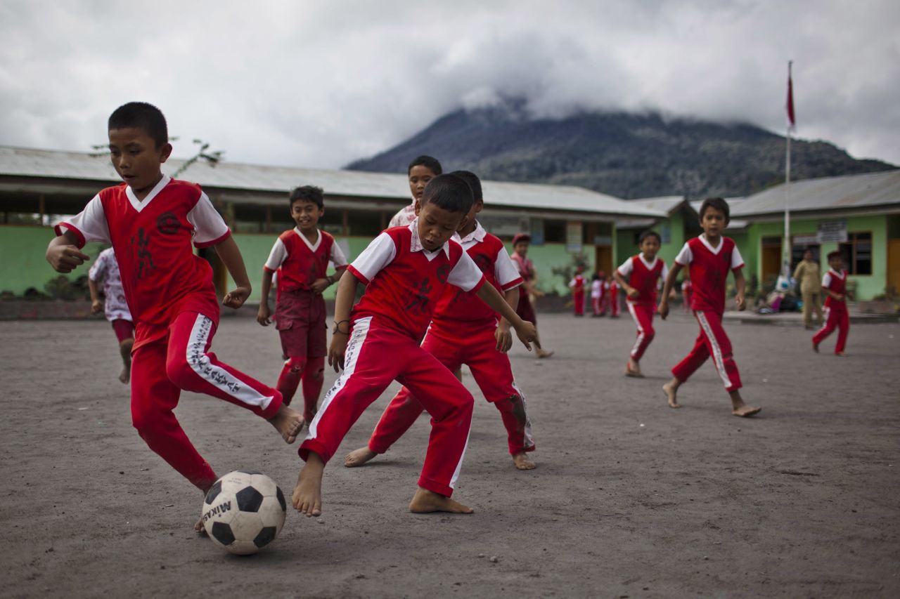 Niños juegan al fútbol en su escuela en el pueblo de Kuta Rakyat en Sumatra del norte, Indonesia. Menos del 1% de los estudiantes indonesios obtuvieron resultados que se encontraron en las bandas superiores para matemáticas.