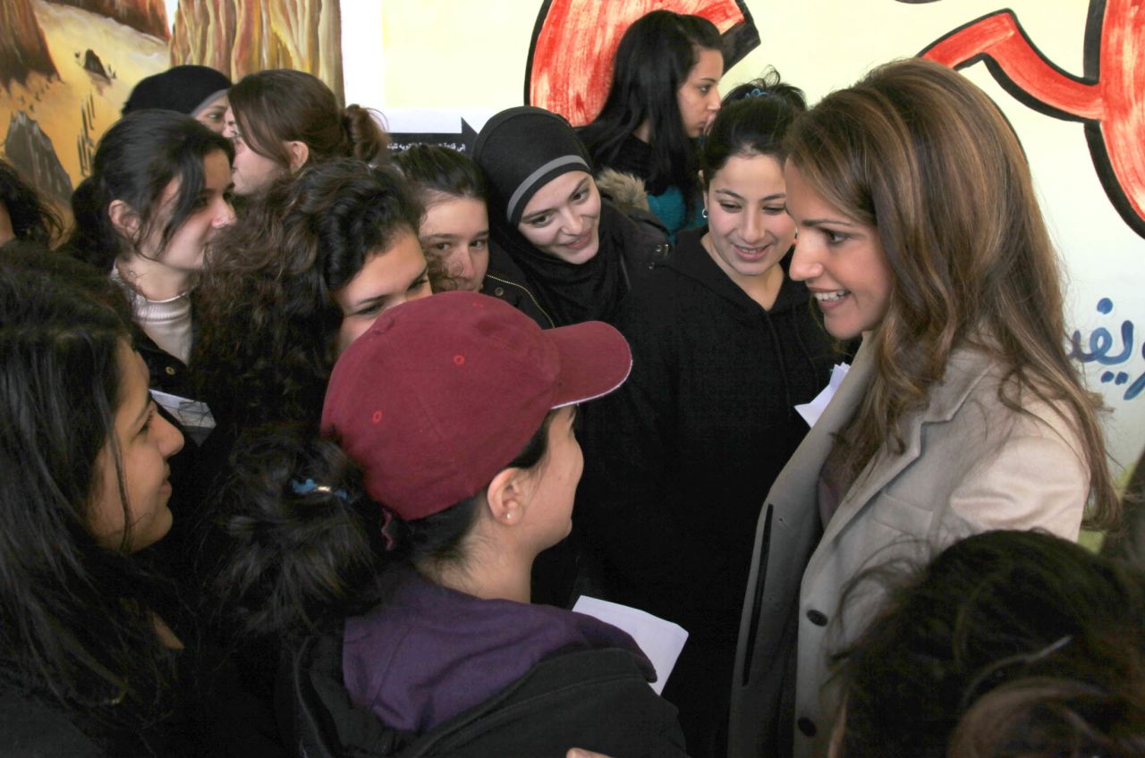 La Reina Rania Al Abdullah de Jordania visita una escuela secundaria de niñas. Estudiantes entre los 15 y16 años que se encuentran cercanos al final de su educación obligatoria realizan la evaluación de PISA. 