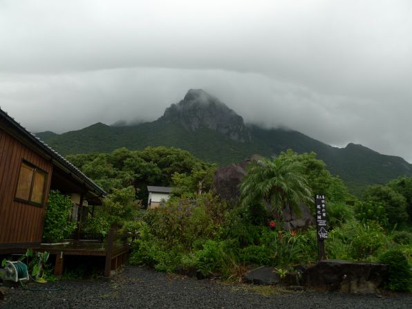 At the foot of Mochumo-dake, steep slopes await hikers to its summit.