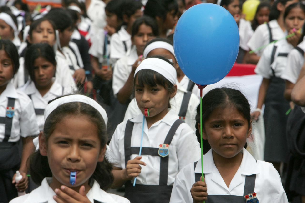 Escolares participan en una marcha de protesta en la capital de Perú, Lima, en 2007, demandando mejor calidad y mayor inversión en la educación. La puntuación en matemáticas de Perú en el estudio de PISA fue el equivalente a cerca de seis años de escolarización por detrás del mejor puesto, Shanghái.