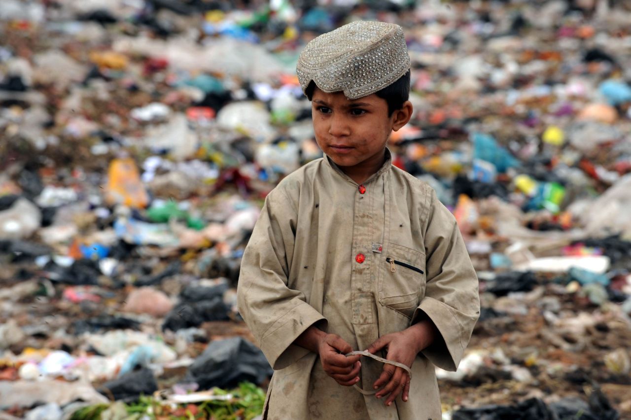 Afganistán, Corea del Norte y Somalia son vistos como los países más corruptos del mundo, según la última encuesta de Transparencia Internacional. En la foto, un joven recolector de basura afgano mira desde un vertedero en Herat el 15 de noviembre de 2012.