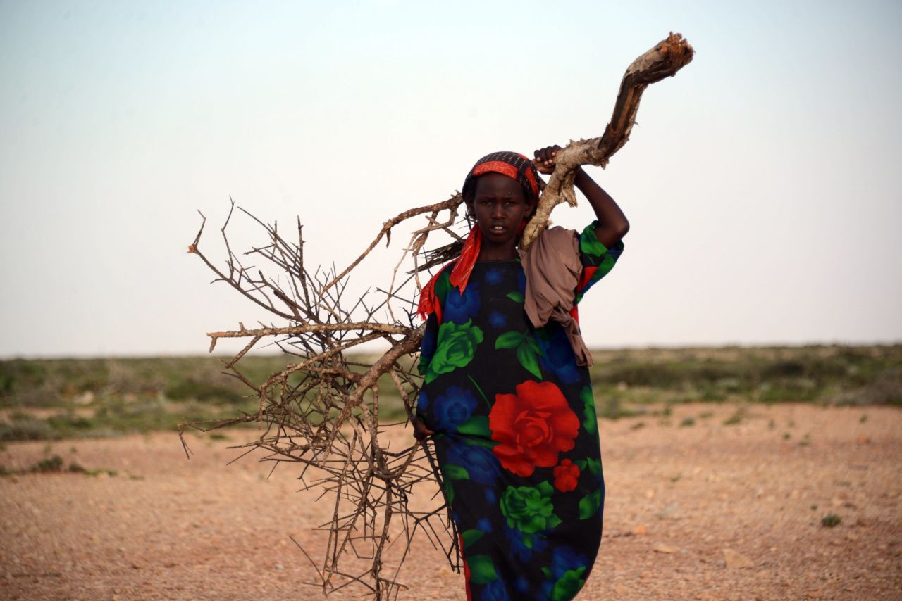Una mujer se encuentra en el área alrededor Sinujiif, Somalia, el 15 de noviembre de 2013, después de un ciclón azotó la región norte de la semana, matando al menos a 115 personas, y barriendo el ganado y los hogares en el océano.