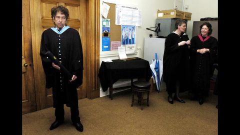 Dylan poses for photos at the University of St. Andrews after he received an honorary degree at the Scottish school in 2004.