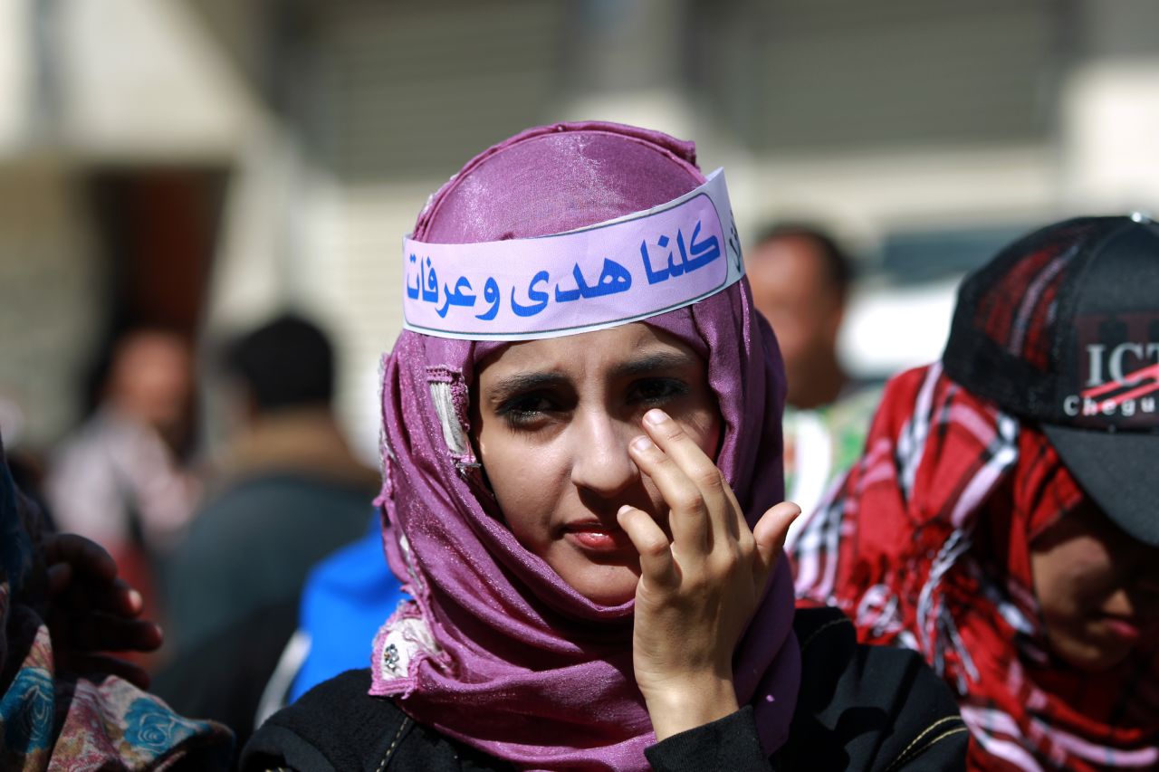 Una niña yemení participa en una reunión en apoyo con la mujer joven Arabia Huda al-Niran frente al tribunal durante el juicio el 24 de noviembre de 2013, en la capital Sanaa. Niran, de 22 años, fue arrestada y demandada después de que huyera de Arabia Saudita a Yemen con un hombre yemení cuando su familia se negó a que se casaran, dijo su abogado a Human Rights Watch.