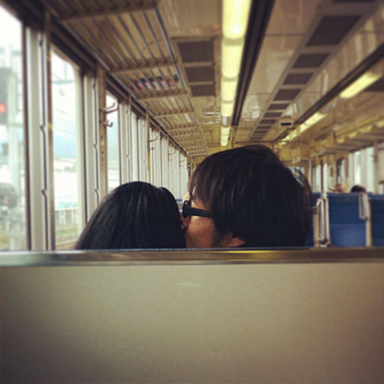 Al igual que las parejas que muestran su afecto en público, Keisuke dice que la primera regla para los viajeros solteros que quieren tomarse fotos en "citas hitori" es "no sean tímidos".