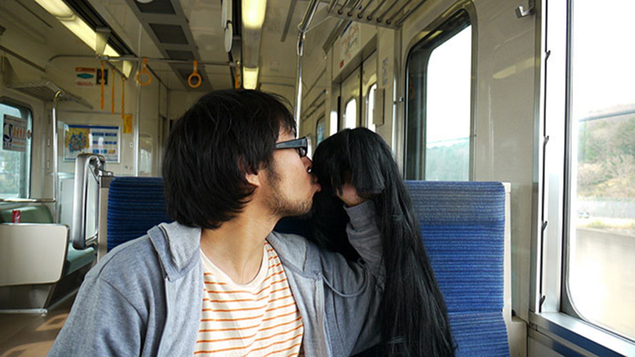 "Siempre me tomo fotos con pelucas, así que tengo varias en mi casa", dice Keisuke. "Hace poco, empecé a llamarlas 'mi novia'".