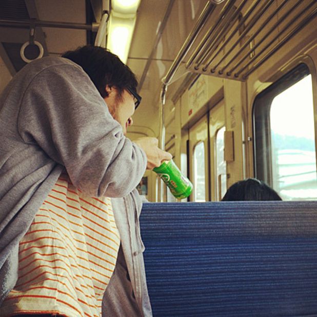Does "hitori dating" make solo commuting more enjoyable? Or more sad?