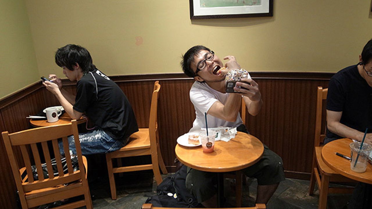 Keisuke, de 28 años, llama a su serie de fotos de "citas hitori" (citas de una sola persona). Hace unos meses, se convirtió en una sensación en Internet.