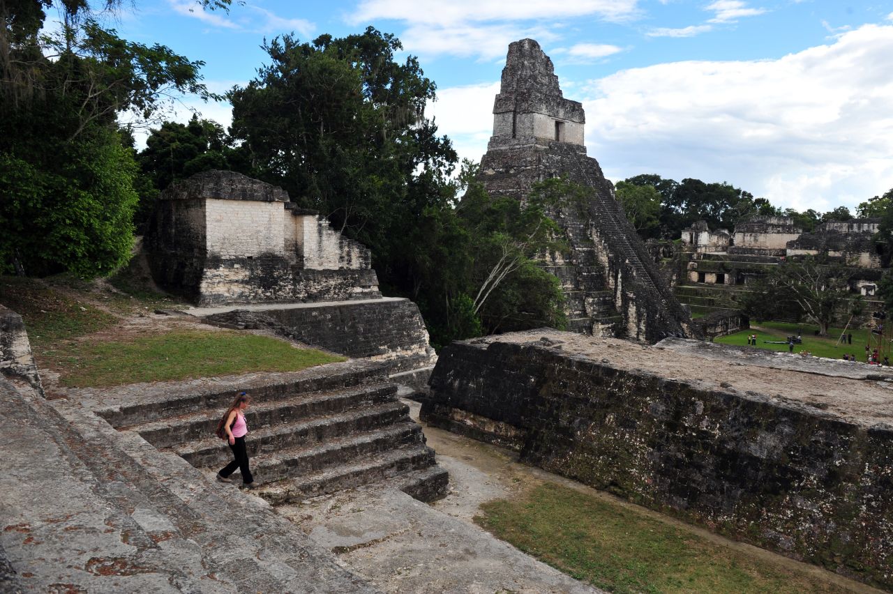 Probablemente, las pirámides en Tikal fueron construidas entre el año 250 y 900 d.C., y están situadas para concordar con la posición del sol. 