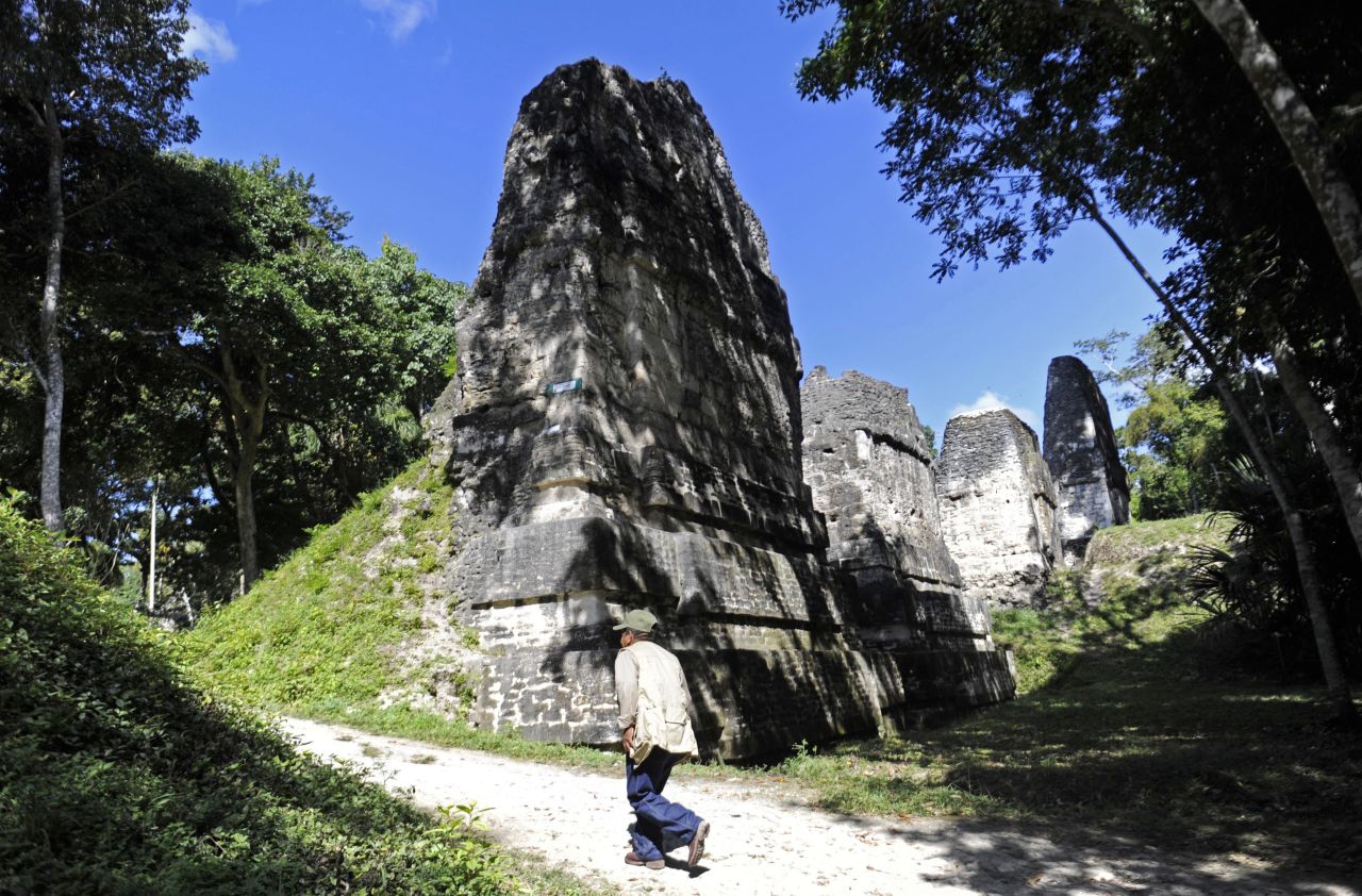 El Parque Nacional de Tikal también incluye a Uaxactún, la cual alguna vez fue una ciudad aparte, así como 55.000 acres de bosque tropical que contribuyen a su belleza y misterio. 