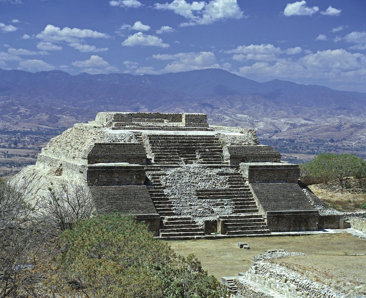 Monte Albán en Oaxaca, México, es una maravilla de planeación urbana, especialmente cuando consideras que los olmecas —y más adelante los zapotecas— quienes la construyeron lo hicieron al tallar sus terrazas de la ladera de la montaña. 