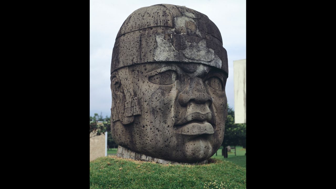La civilización olmeca se conoce por sus enormes cabezas de piedra como esta que se encuentra en el Parque Museo La Venta en Villahermosa, México. 