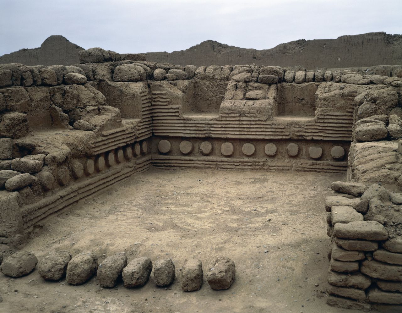 Como la capital de la cultura chimú, Chan Chan en Perú, probablemente data de antes del año 850 a.C. Éste es un salón ceremonial conocido como el Palacio Tschudi. 